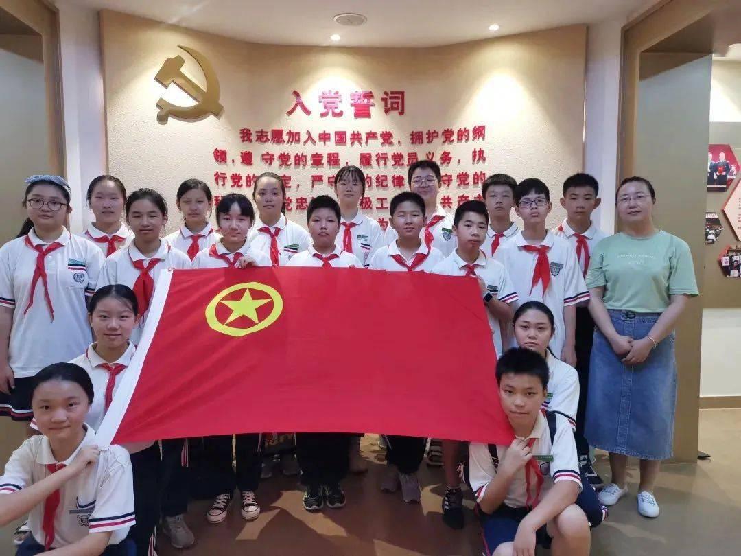 狍子雪地被困，被当地养殖户解救后呆在原地，久久不肯离去